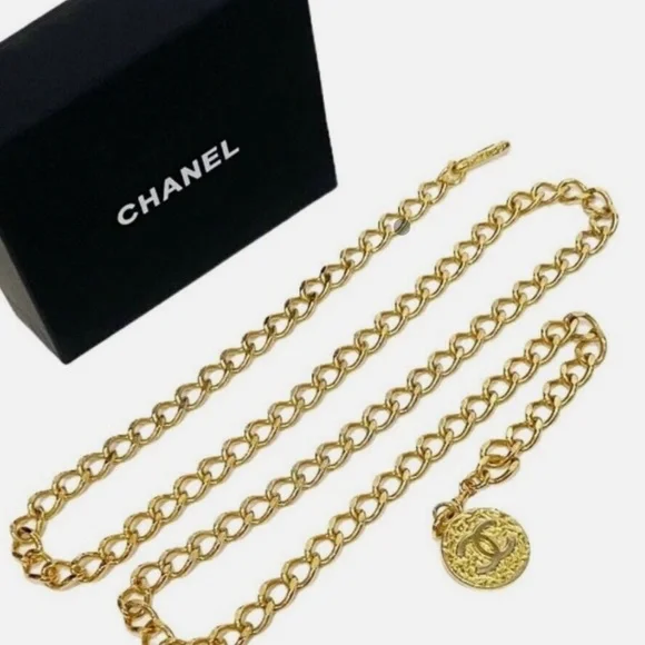 Chanel Medallion Chain Link Gold Plated 36 inches Women’s Belt 1982 Chanel Medallion CC Gold Plated Chain Belt Vintage 1982  main image 2
